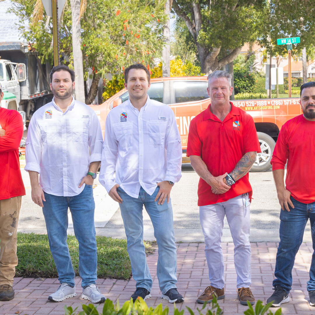 Cuadrilla de Art’s Roofing instalando un techo