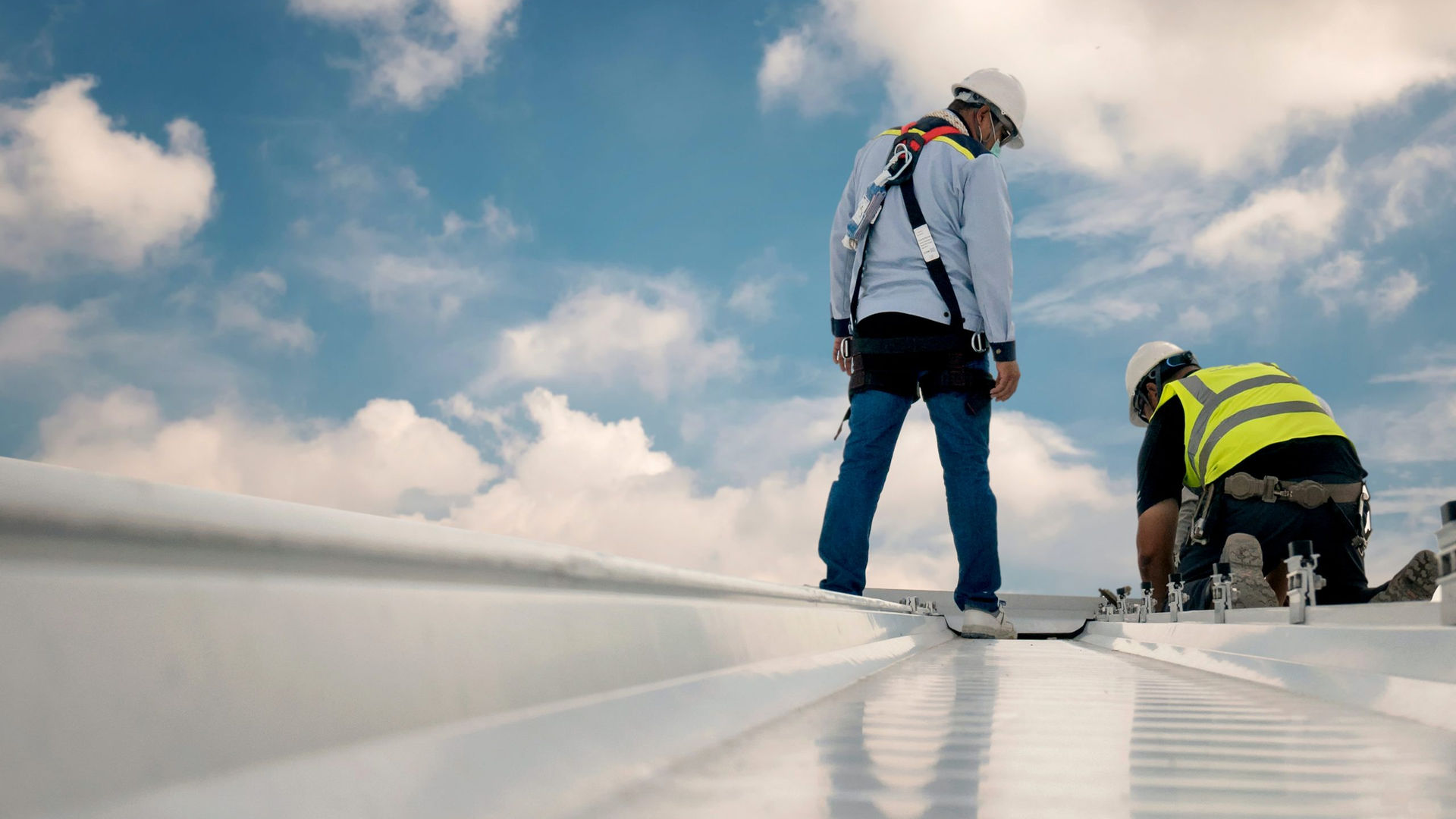 Cuadrilla de Art's Roofing instalando un techo en el sur de Florida